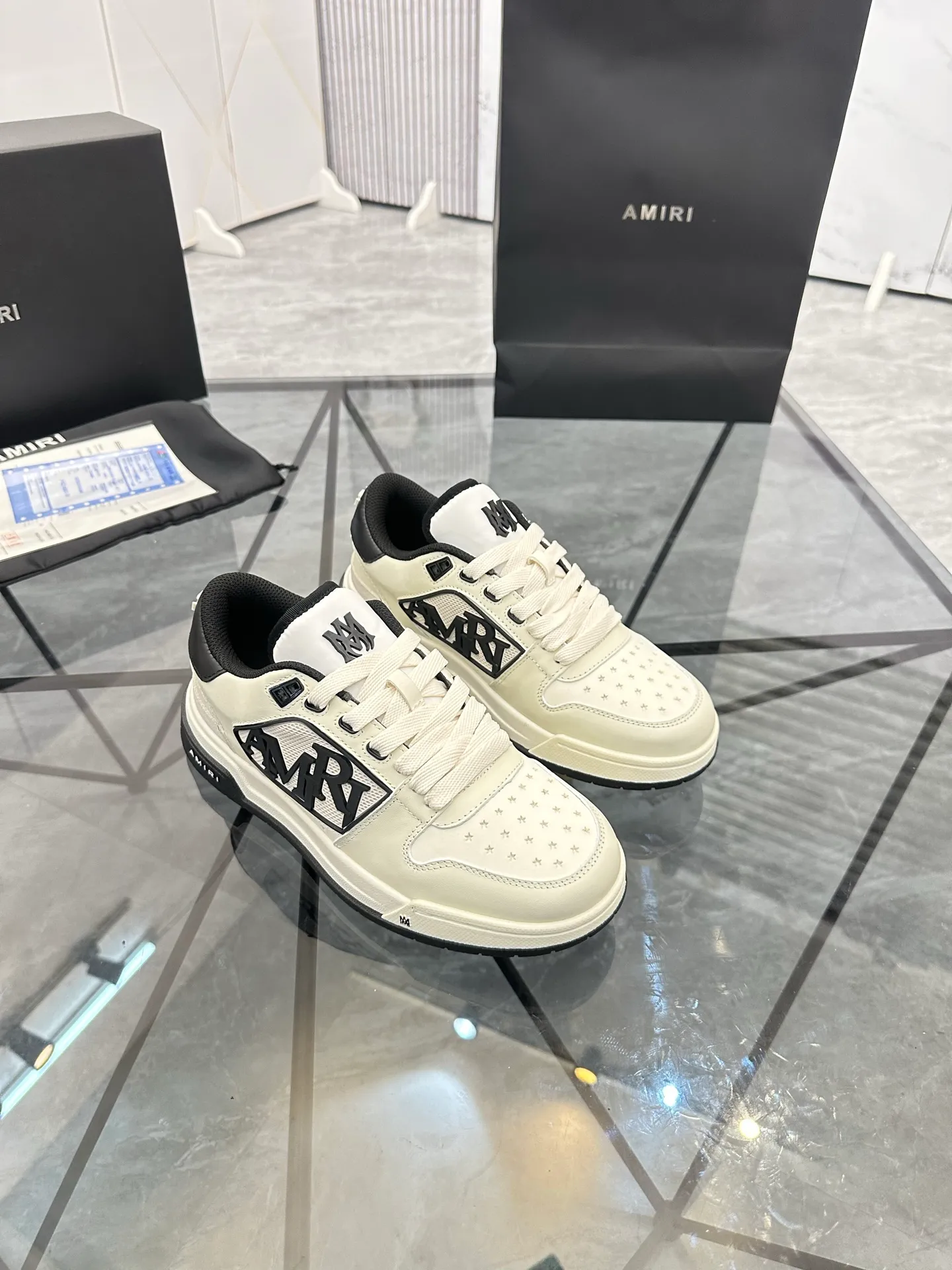 Men's shoes: 💰P660¥ Guangzhou top quality Product trademark: AMIRI* "Amir*" low-top casual shoes Regular size: 39-44 (can be customized to 45) Product material: upper imported first-layer cowhide stitching original material, breathable lining, original outsole. Number: 525